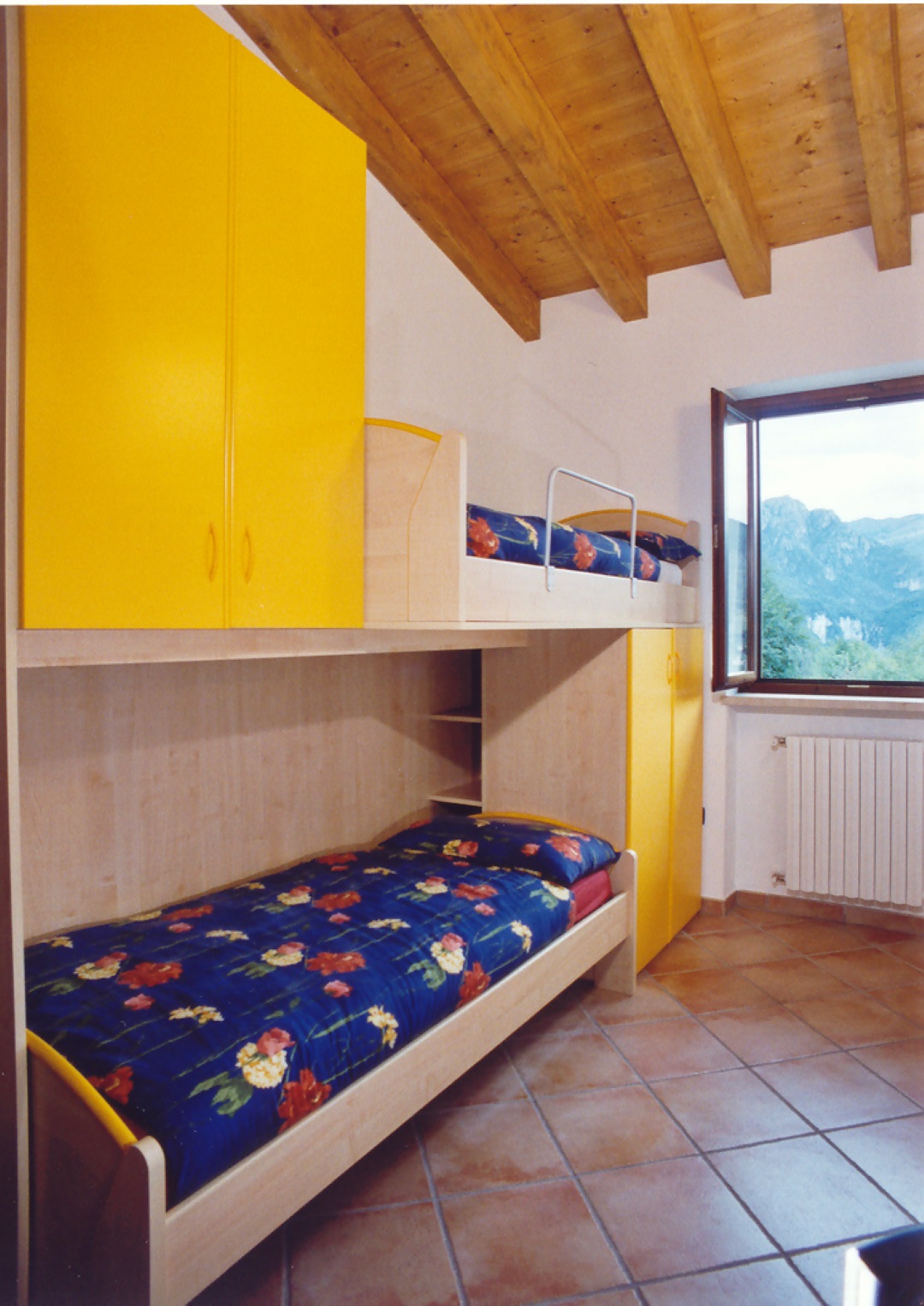 Camera da letto con travi in legno